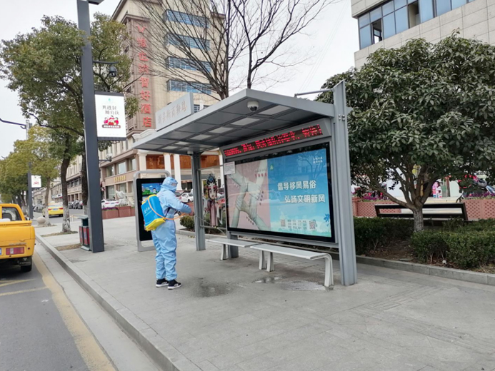 疫情防控牢把关：候车亭防疫消毒不松懈-1.jpg